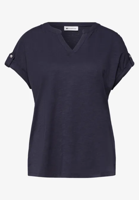 Shirt met gespleten hals en knoopdetails shadowed navy Donkerblauw T-shirt met V-hals en korte opgerolde mouwen.