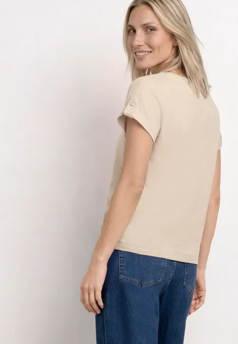 T-Shirt mit Split Neck und Knopfdetails clay sand