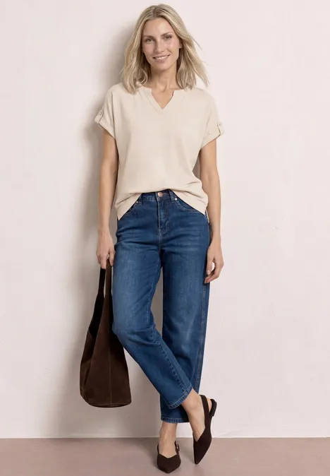 T-Shirt mit Split Neck und Knopfdetails clay sand