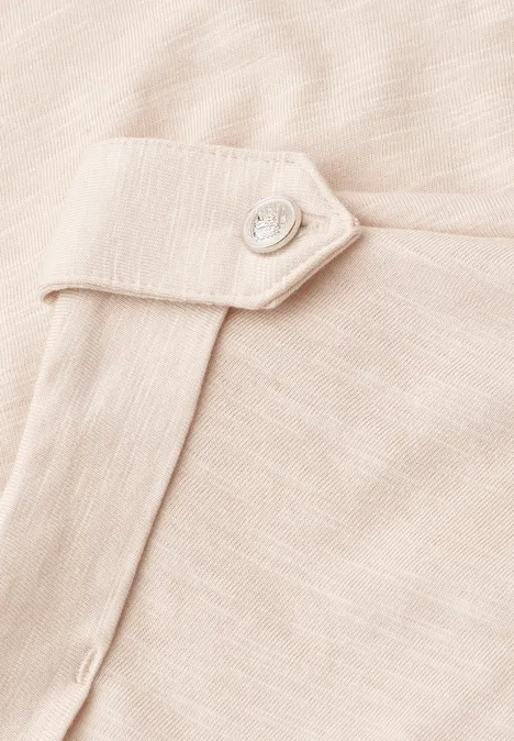 T-Shirt mit Split Neck und Knopfdetails clay sand