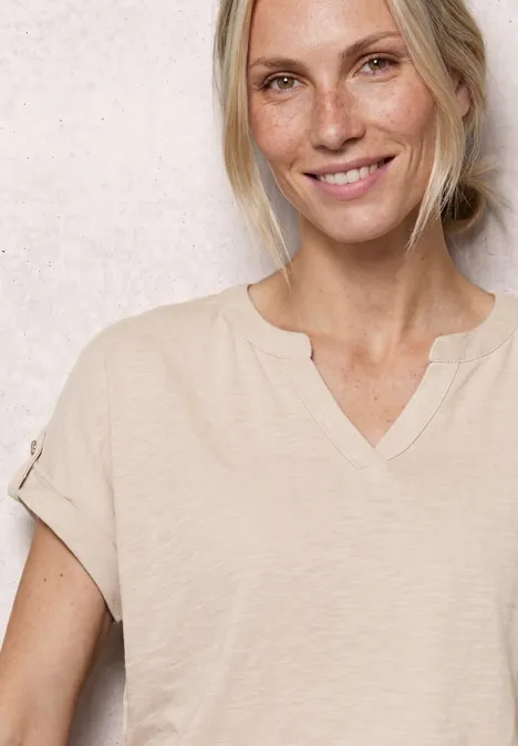 T-Shirt mit Split Neck und Knopfdetails clay sand