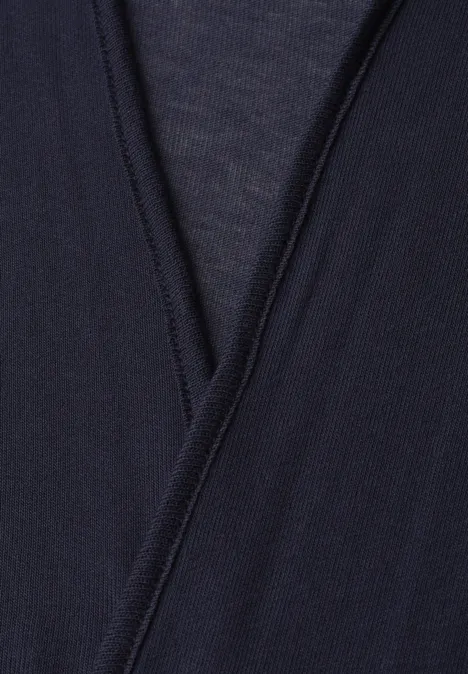 Close-up van donkerblauw stof met V-hals.