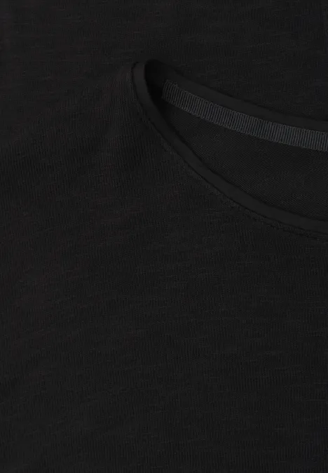 Schwarzes T-Shirt mit Rundhalsausschnitt und feiner Struktur.