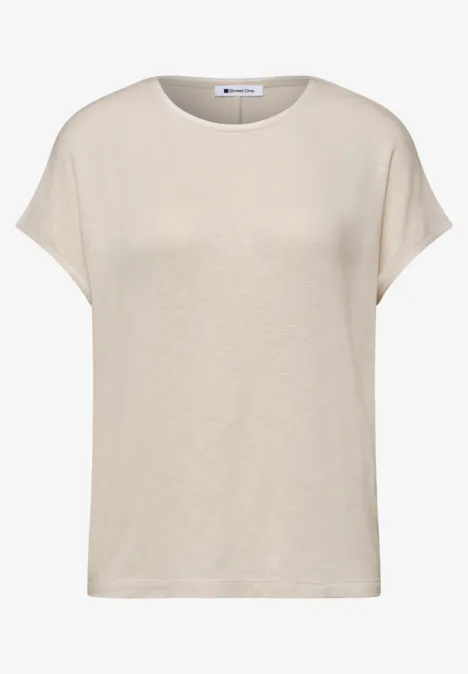 Een simpel beige T-shirt met korte mouwen tegen een witte achtergrond.