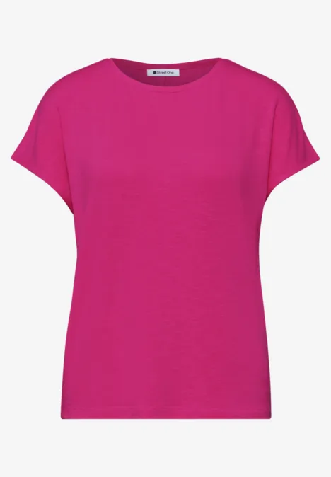 Ein schlichtes, magentafarbenes T-Shirt mit kurzen Ärmeln und rundem Halsausschnitt.