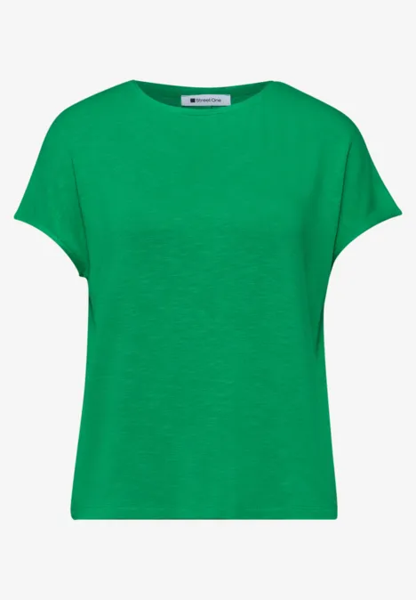Ein schlichtes grünes T-Shirt mit überschnittenen Ärmeln.