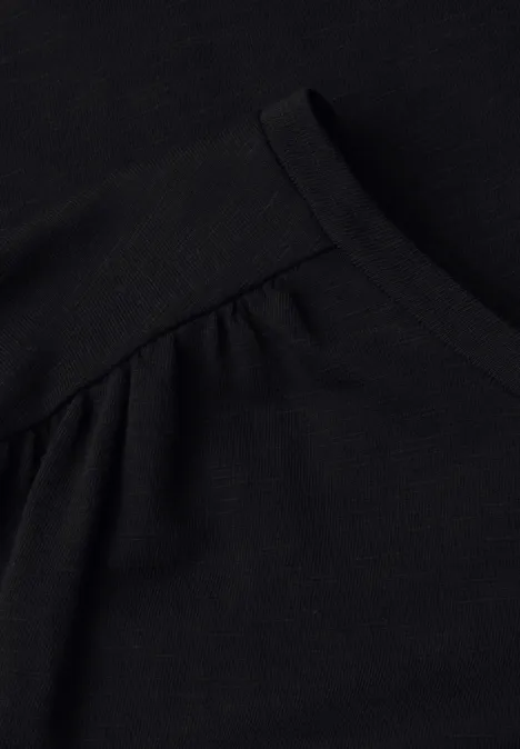 Zwart T-shirt van fijn materiaal met ronde hals en subtiele schoudernaad.