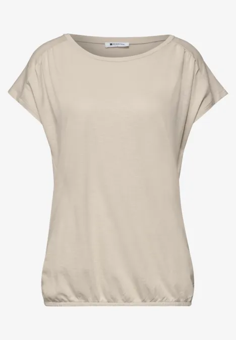 Beige dames-T-shirt met opgerolde mouwen, brede ronde hals en elastische zoom.
