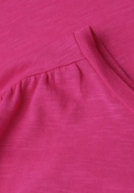 Nahaufnahme eines pinken T-Shirts mit Rundhalsausschnitt und leichten Raffungen