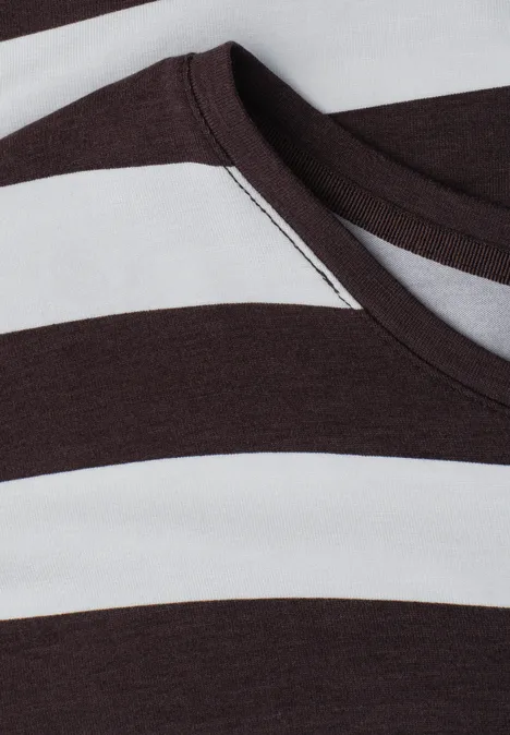 Ausschnitt eines braun-weiß gestreiften T-Shirts.