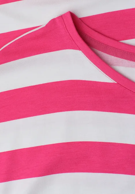 Nahaufnahme eines pink-weiß gestreiften T-Shirts.