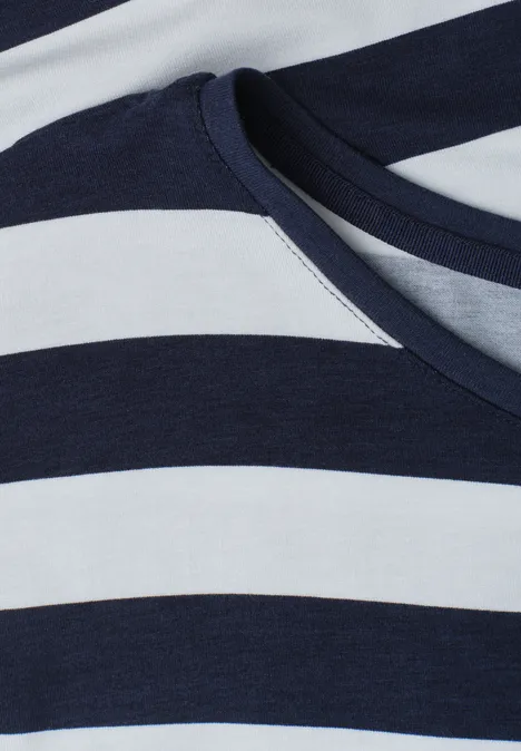 Close-up van een marineblauw-wit gestreept T-shirt met ronde hals.
