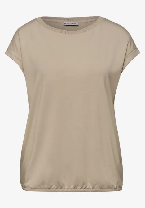 Beige Kurzarm-Bluse aus leichtem, fließendem Stoff mit U-Boot-Ausschnitt und umgeschlagenen Ärmeln.