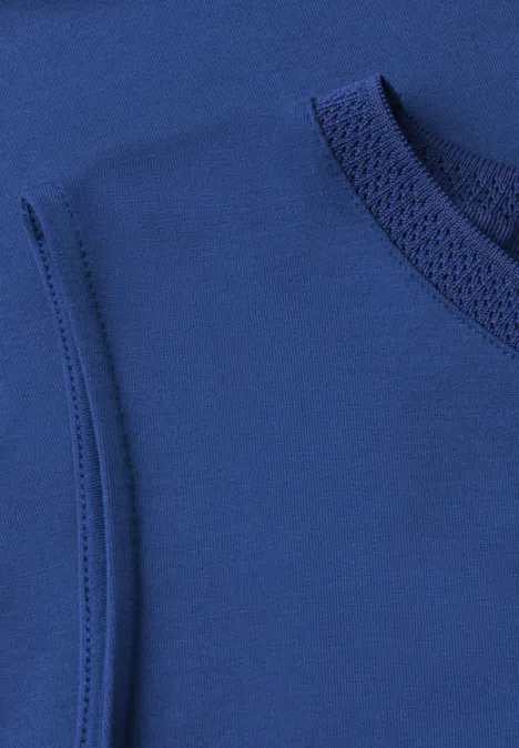 Top im U-Boot-Ausschnitt amparo blue Nahaufnahme einer blauen, ärmellosen Sportbekleidung mit Naht am Armloch und Rundhalsausschnitt.