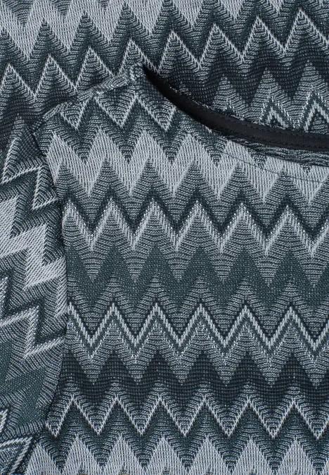Shirt met boothals en zigzagprint deep bound green Close-up van een grijze zigzagstof met zwarte zakopening.