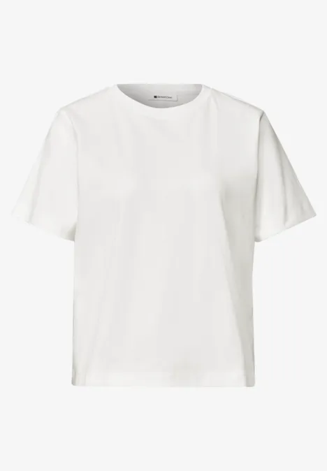 Een eenvoudig wit T-shirt met ronde hals en korte mouwen.