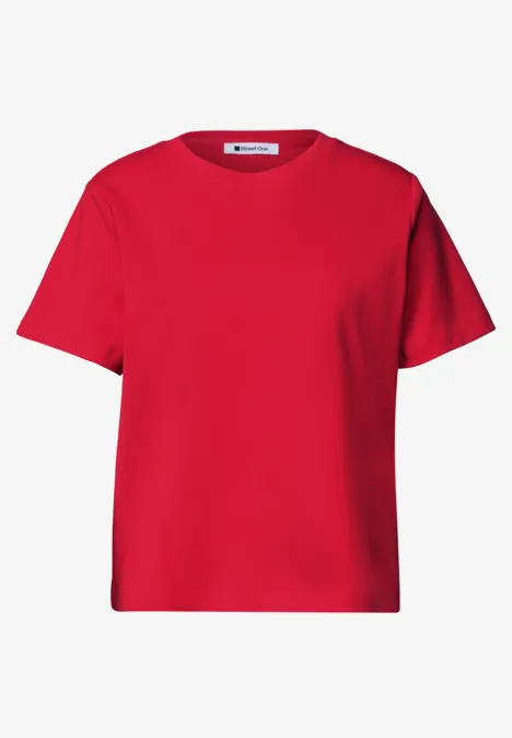 Eenvoudig rood T-shirt met ronde hals op witte achtergrond.