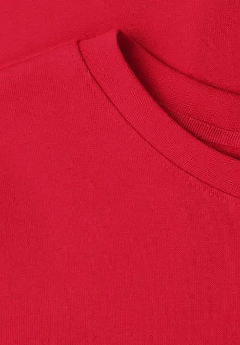 Close-up van een rood T-shirt met ronde hals.