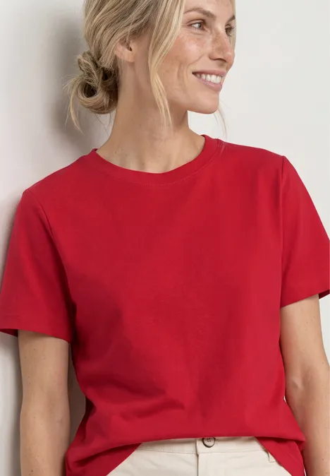 Vrouw in rood T-shirt voor neutrale achtergrond