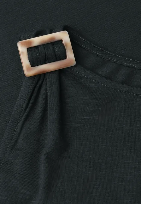 Zwart kledingstuk met rechthoekige beige-bruine gesp aan de zijkant