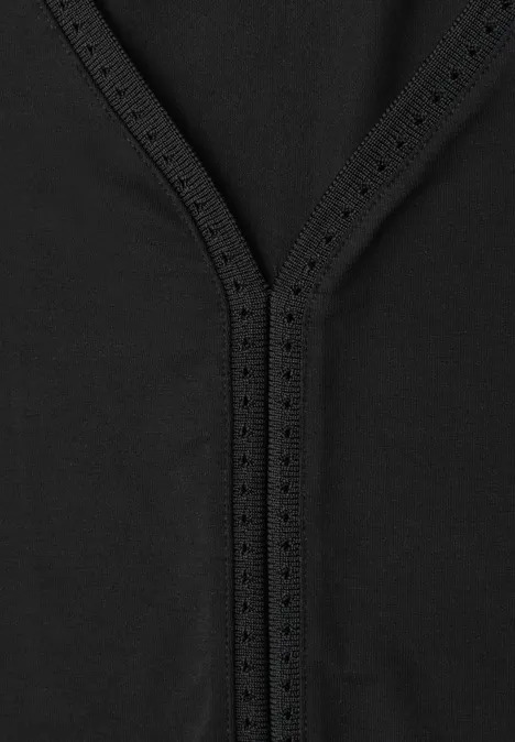 Schwarzer Stoff mit dekorativer Lochnaht in V-Form.