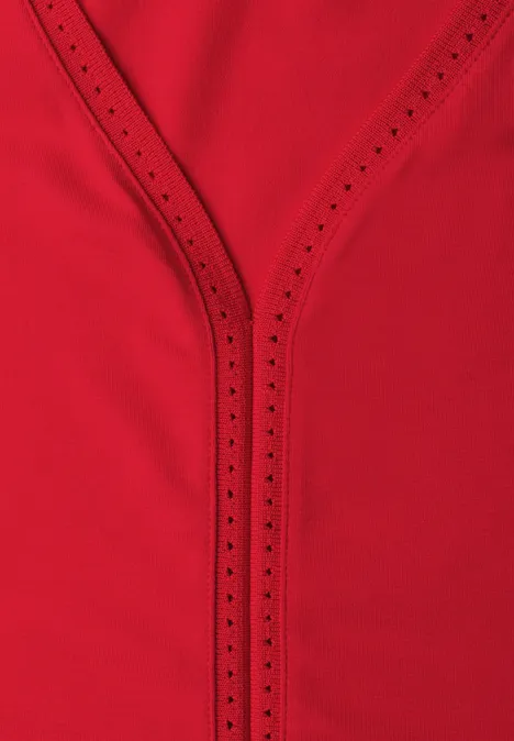 Rode stofdetails met V-hals en fijne openwerkversiering