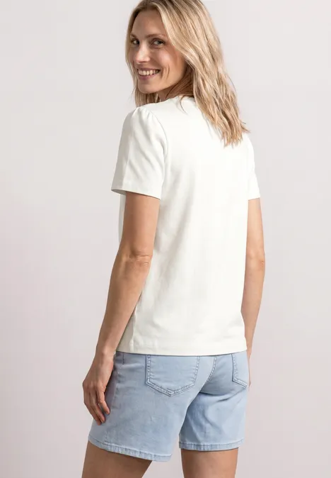 T-Shirt mit gerafftem Ärmel off white Rückansicht: Person trägt weißes T-Shirt und hellblaue Jeans-Shorts.