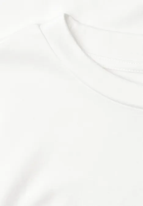 T-Shirt mit gerafftem Ärmel off white Nahaufnahme eines weißen T-Shirts mit rundem Ausschnitt und feiner Naht.