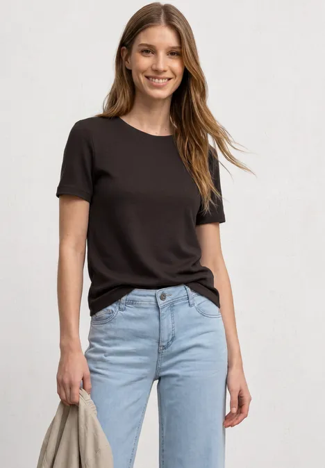 T-Shirt mit gerafftem Ärmel espresso brown Eine Frau trägt ein schlichtes schwarzes T-Shirt und eine hellblaue Jeans.