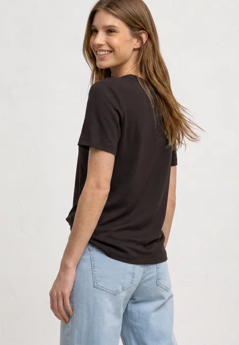 T-Shirt mit gerafftem Ärmel espresso brown Eine Person mit schwarzem T-Shirt und hellblauen Jeans, seitlich stehend, Rücken zur Kamera.