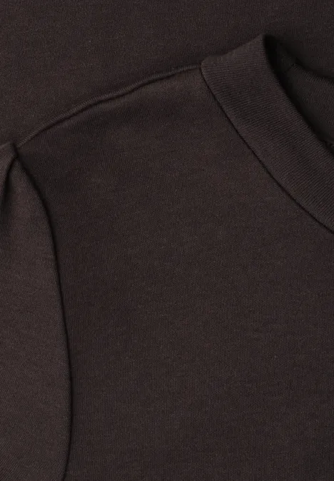 T-Shirt mit gerafftem Ärmel espresso brown Nahaufnahme eines dunkelbraunen Kapuzenpullovers mit Tasche und Nahtdetail.
