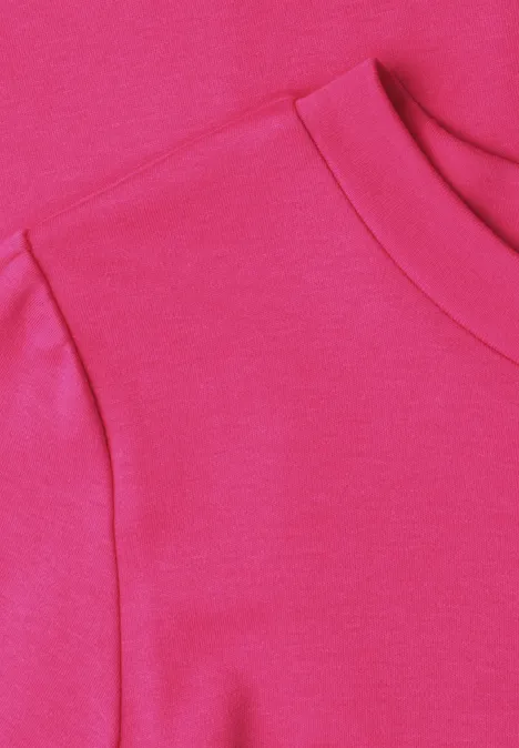 T-Shirt mit gerafftem Ärmel magenta dream Nahaufnahme eines pinken T-Shirt-Ausschnitts.