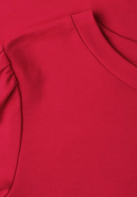 T-Shirt mit gerafftem Ärmel salsa red Nahaufnahme eines roten T-Shirts mit Rundhalsausschnitt und überschnittener Schulter