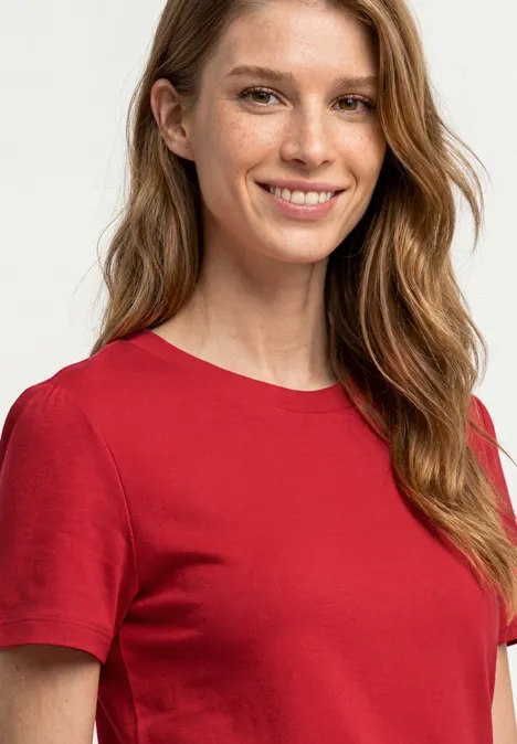 T-Shirt mit gerafftem Ärmel salsa red Eine Frau mit langen blonden Haaren trägt ein rotes T-Shirt vor hellem Hintergrund.