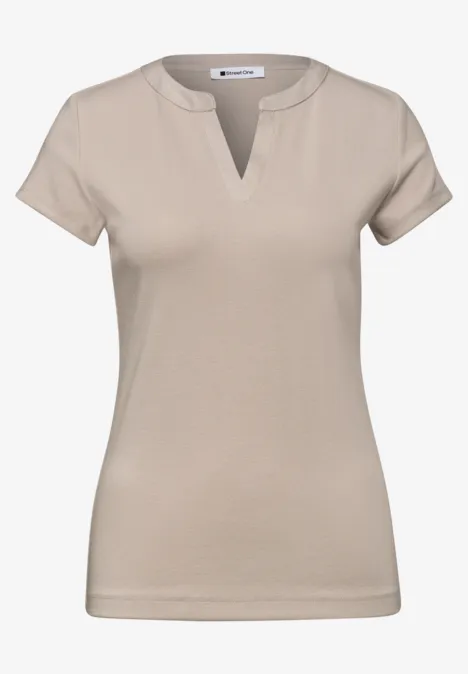 Beige Kurzarm-Shirt mit V-förmigem Ausschnitt für Damen.