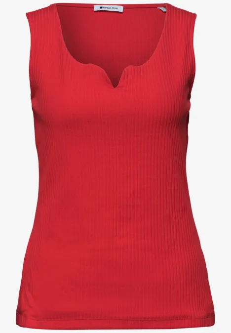 Rotes ärmelloses Top mit Rippstruktur und V-förmigem Ausschnitt.