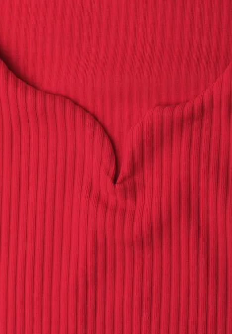 Roter, gerippter Stoff mit vertikalen Streifen und zentraler Falte