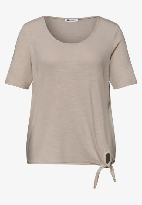 Beige damesshirt met halve mouwen en knoopdetail aan de zijkant