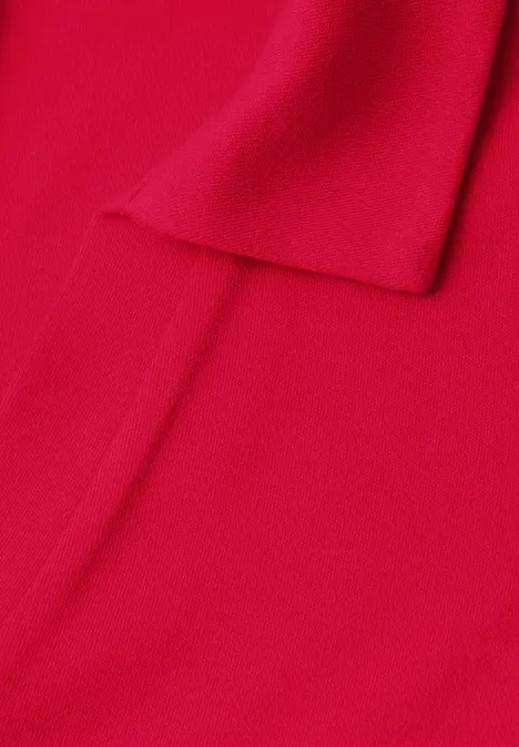 Poloshirt met elastische tailleband salsa red Close-up van een opgevouwen rood stuk stof.