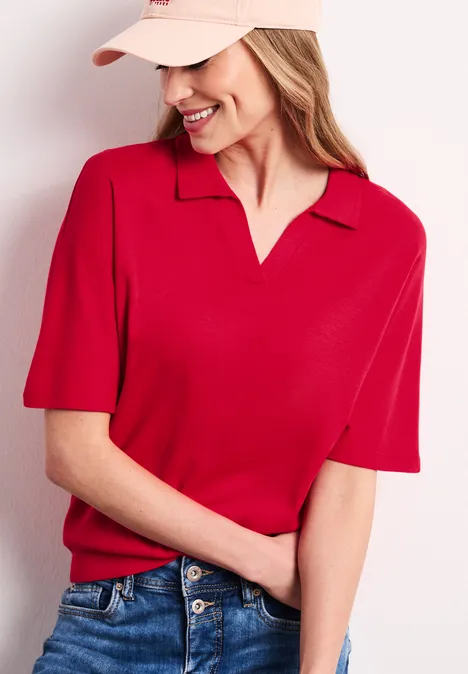 Poloshirt met elastische tailleband salsa red Persoon in rood T-shirt met korte mouwen, col en V-hals, pet, lichte achtergrond
