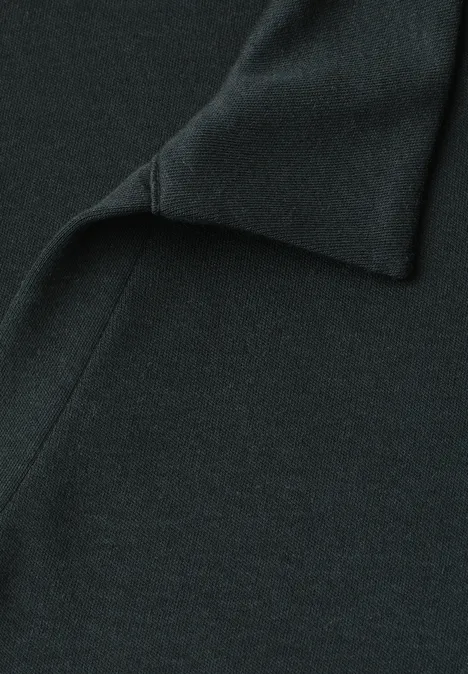 Poloshirt met elastische tailleband deep bound green Close-up van zwarte stof met subtiele plooien