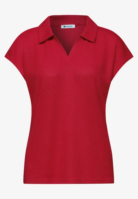 Rood kort mouw polohemd van licht materiaal.