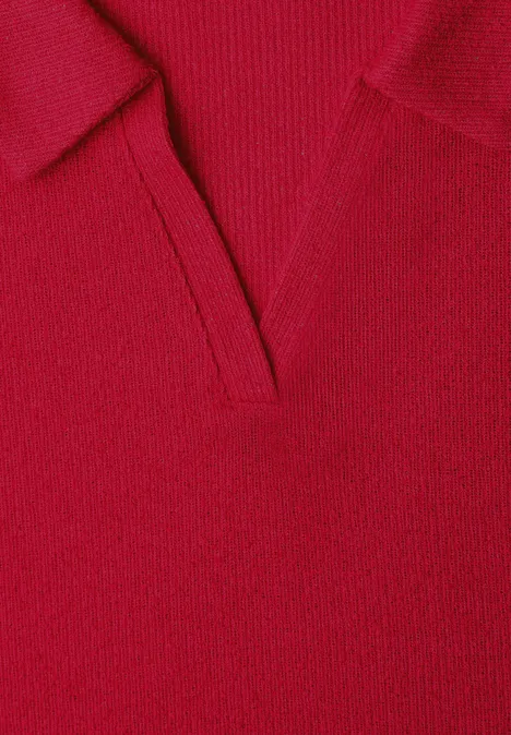 Rood gebreid kledingstuk met V-hals en fijne textuur