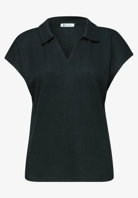 Zwarte top met korte mouwen, polokraag en V-hals.