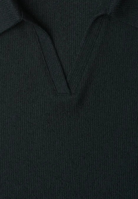 Close-up van een zwarte, grofgebreide trui met V-halskraag.