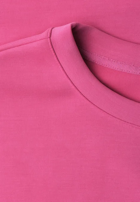 Nahe Aufnahme eines pinken T-Shirts mit Rundhalsausschnitt.