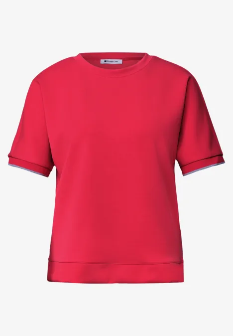 Ein schlichtes rotes T-Shirt mit kurzen Ärmeln und Rundhalsausschnitt.