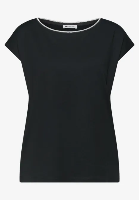 Shirt met overhangende schouder en decoratieve tape deep bound green Zwart damesshirt met korte mouwen en brede ronde hals, eenvoudig ontwerp.