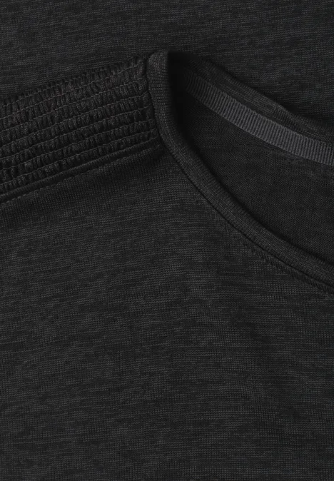 Dunkelgraues T-Shirt, Detailansicht des Rundhalsausschnitts und feiner Stoffstruktur.
