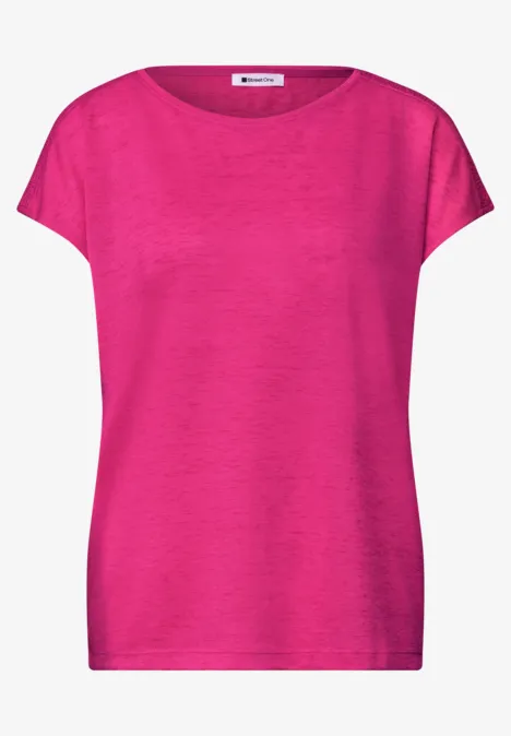 Ein knallpinkes, schlichtes Damen-T-Shirt mit kurzen Ärmeln vor weißem Hintergrund.